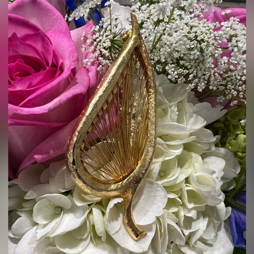 Gold Tone Leaf Brooch Accessory with Intricate Veining